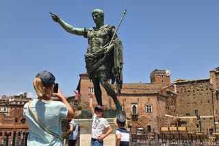 The last day of Julius Caesar: from the glory to the Ides of March