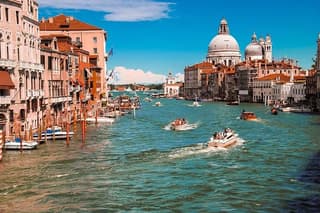 Morning Venice Walking Tour with Gondola Ride