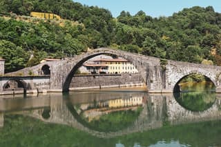 Discover the Valley of Lucca with a private tour by van