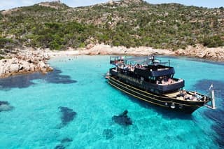 La Maddalena Archipelago Boat Tour VIP Bridge – Full day