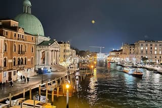Guided Walking Tour in Venice by Night Crowd