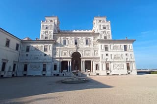 Villa Medici, Squares & Fountains Private Day Tour