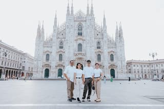 Private Photo Session with a Local Photographer in Milan