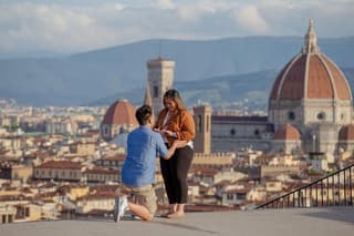 Private Photo Shooting walking Tour with a local around Florence