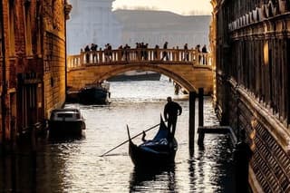 Venice: 1-Hour VIP Private Gondola Ride with Champagne & Photos
