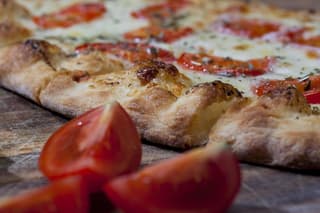 Wine Tasting and Pinsa Lunch in Montepulciano