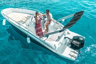 Experience the sea as a captain a 40cv speedboat rental without a license