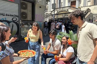 Naples: Street Food and Sightseeing Tour with Local Expert