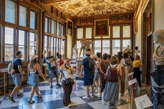 Uffizi Gallery Tour with Medici Family Stories