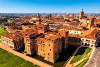 Hello Mantua: Private 2-Hour Intro City Walk with Local Guide