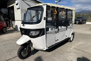 Rome Highlights Electric Tuk Tuk Tour with Photoshoot