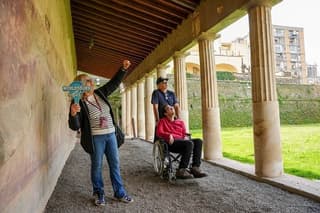 Eco Luxury Private Tour of Herculaneum Oplontis with Lunch