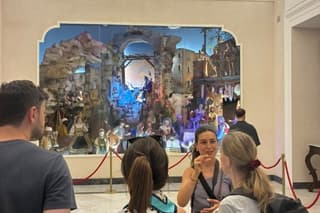 Walking tour between sea, history and local life