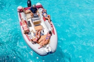 Rent a rubber boat in Cala Gonone independently