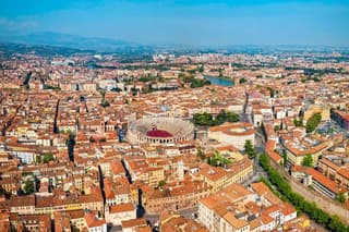 Hello Verona: Private 2-Hour Intro City Walk with Local Guide