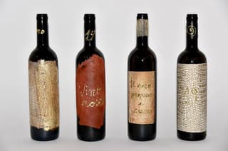 Painting workshop on wine bottles in Tuscany