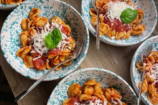 Prepare the orecchiette with Federica