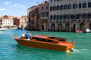 Murano Glass Factory Experience: Boat Ride and Live Demonstration