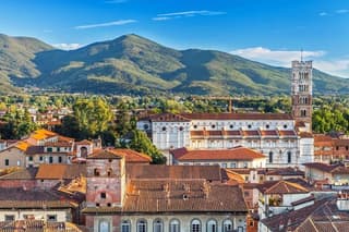 Hello Lucca: Private 2-Hour Intro City Walk with Local Guide