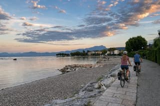Lake Garda city bike tour from Bardolino to Baia delle Sirene