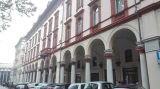 "Lo charme" a 5 minuti a piedi da Ospedale,Teatro Coccia ed Universita',a 30 minuti dai Laghi e 40 minuti da Milano