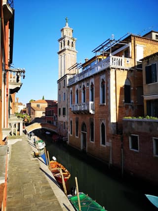 GORGEOUS VENETIAN APARTMENT WITH CANAL VIEW