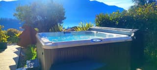 Magic Garden with Jacuzzi-Pool and Luxury Lake Como view