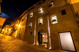 Uve Rooms & Wine Bar