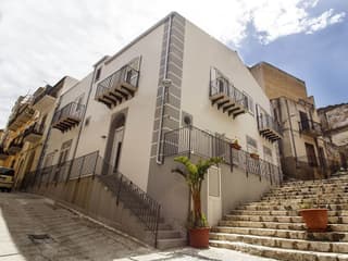B&B Opera Suites